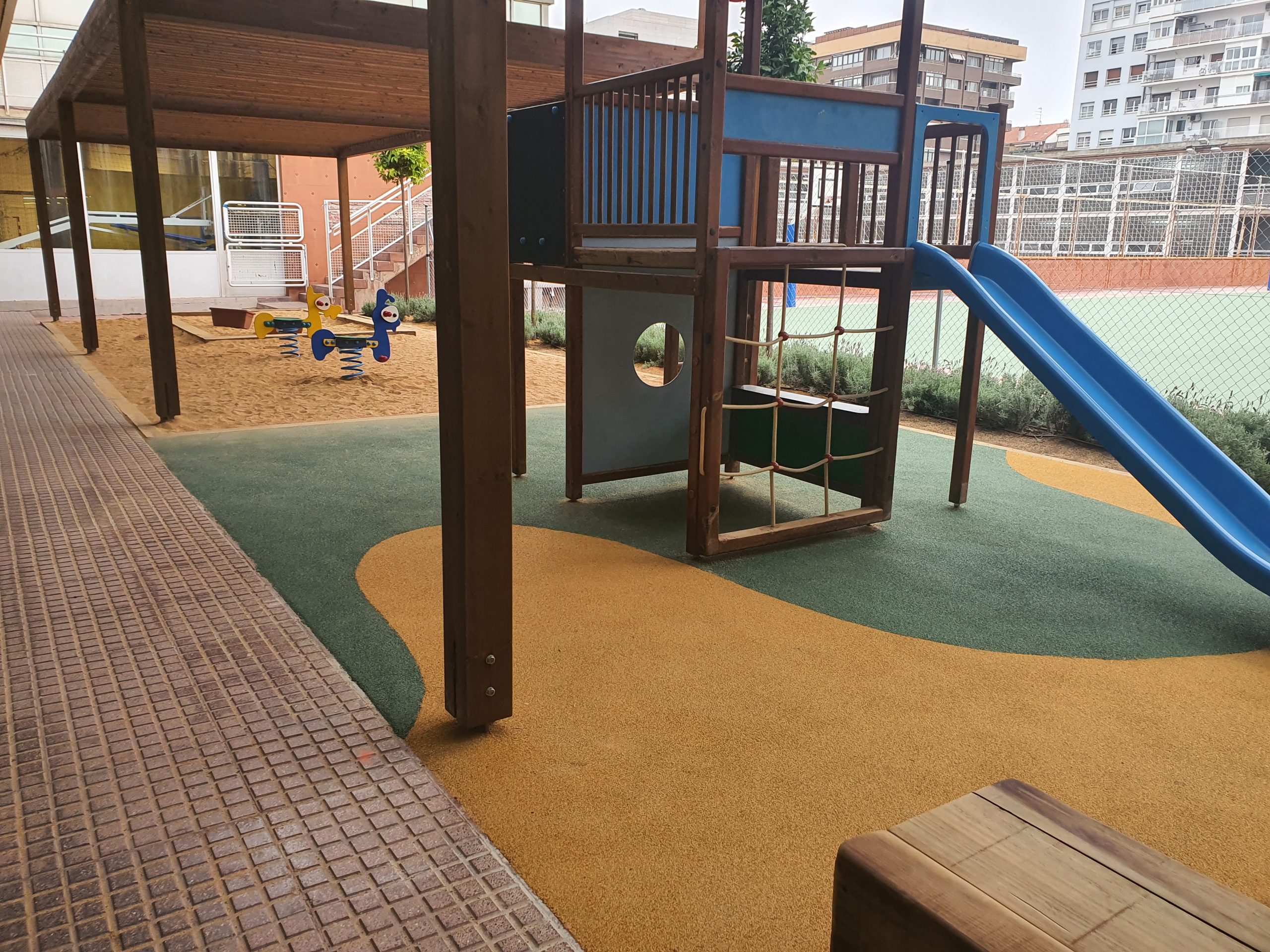 Detalle inferior juegos en patio de escuela y pavimento - Adecuación patio escuela - arquitectura y medioambiente - proyecto de Integral Archiconsult