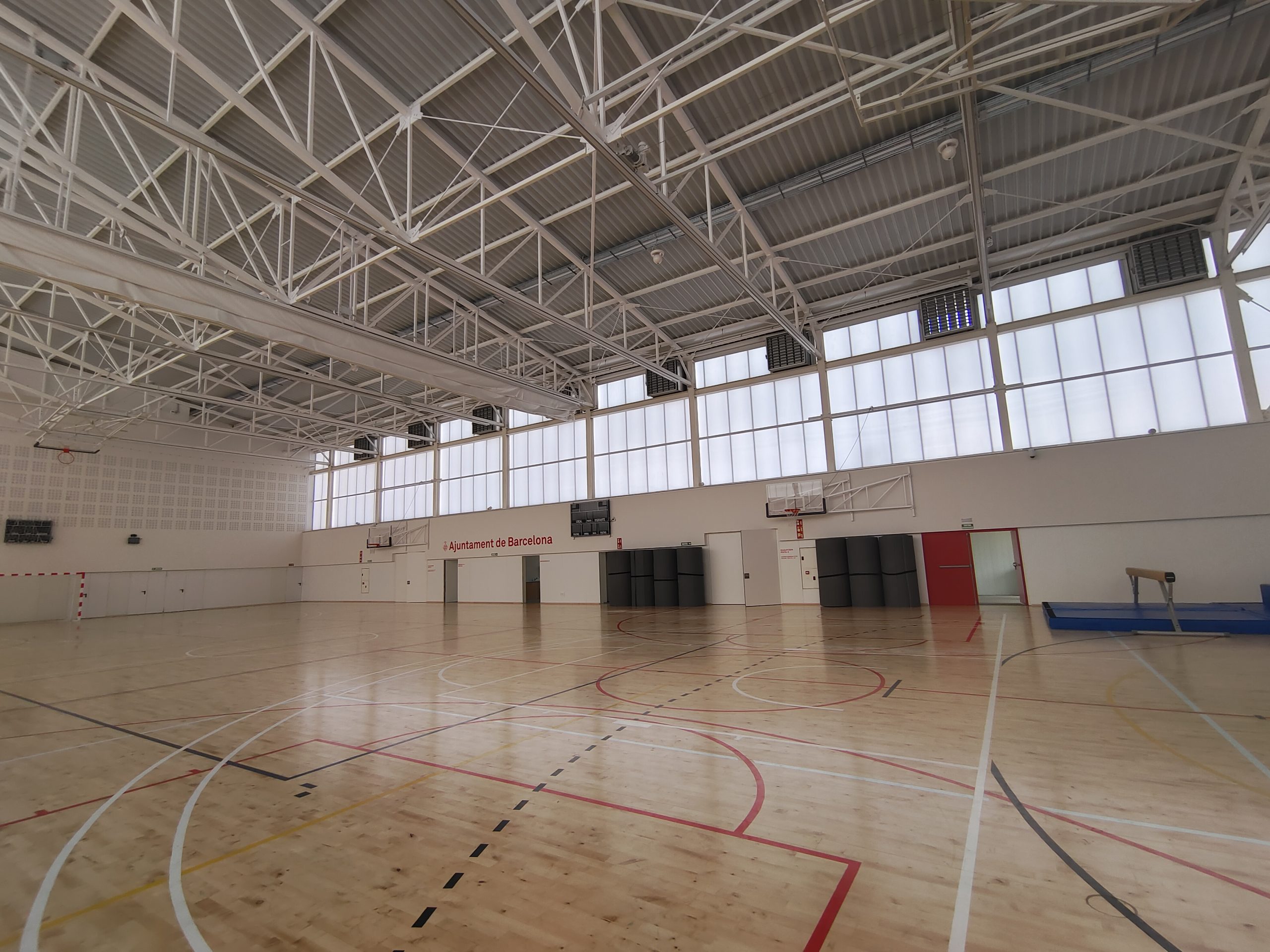 Polideportivo de la Nueva guardería Els Gats, espacio familiar y pabellón polideportivo en el Barrio de Sants-Badal