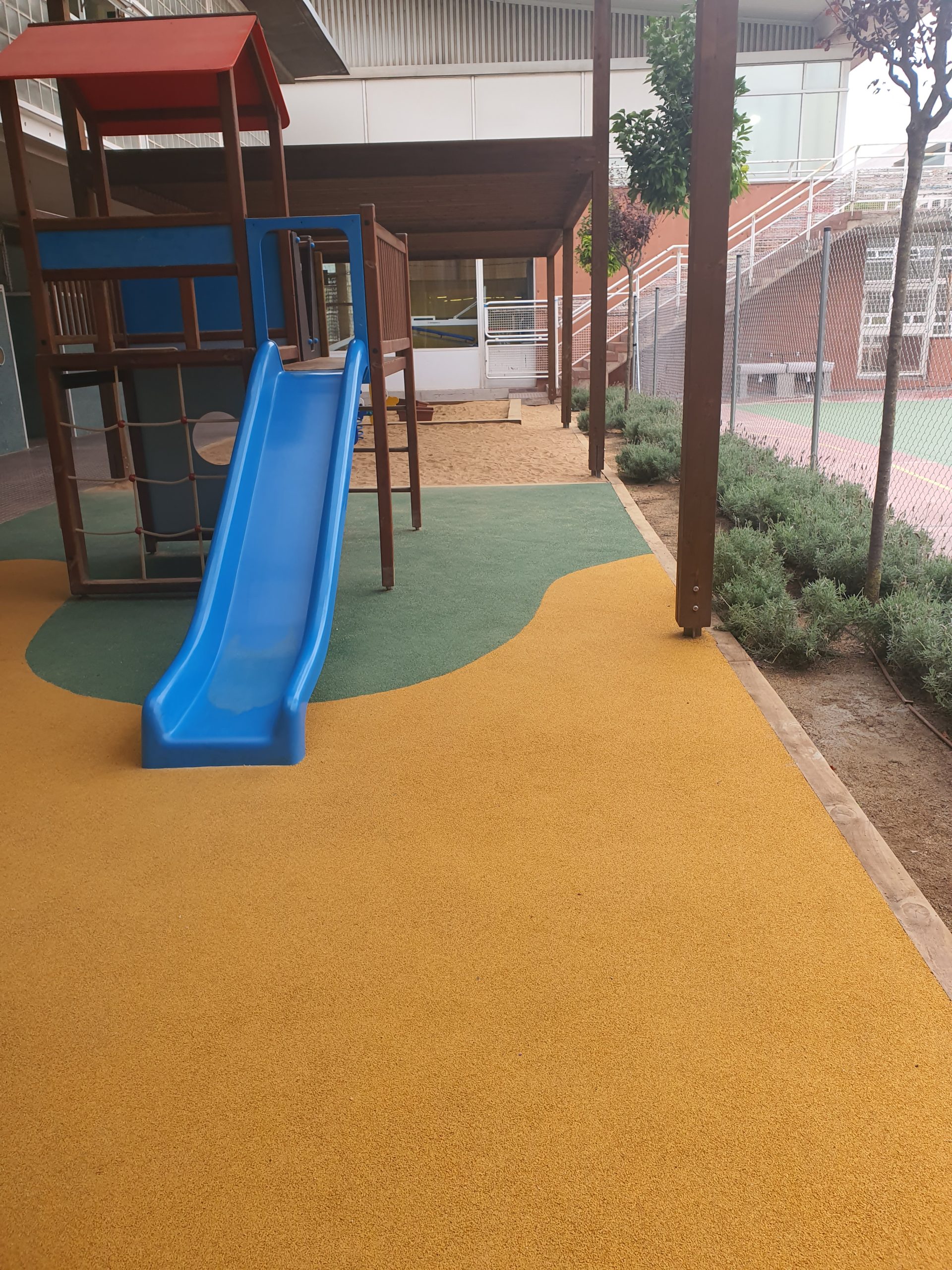 detalle tobogán y pavimento patio escuela - Adecuación patio escuela - arquitectura y medioambiente - proyecto de Integral Archiconsult